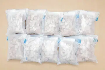 HEROIN DIRAMPAS: 10 bungkusan heroin dengan jumlah berat  4,723 gram ditemui dalam sebuah beg di but kereta berdaftar di Malaysia. 