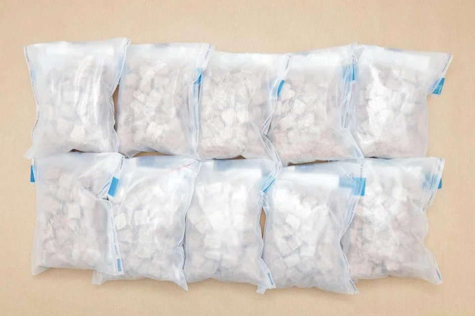 HEROIN DIRAMPAS: 10 bungkusan heroin dengan jumlah berat  4,723 gram ditemui dalam sebuah beg di but kereta berdaftar di Malaysia. 