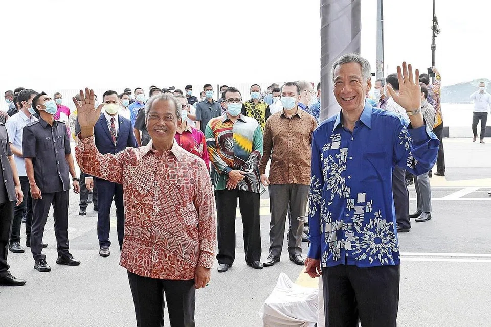 SAMBUNG SEMULA PROJEK: Perdana Menteri Lee Hsien Loong (kanan), bersama Perdana Menteri Malaysia Tan Sri Muhyiddin Yassin di Koswe sempena majlis perasmian penyambungan semula Projek Laluan Sistem Gerak Cepat (RTS) Johor Bahru-Singapura. - Foto fail