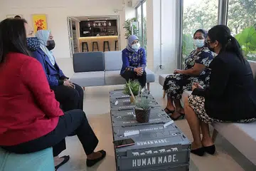 PERKASA WANITA: Presiden Halimah Yacob berinteraksi bersama wanita-wanita yang telah menjalani program yang dikendalikan oleh institusi bertaraf awam(IPC), Daughters of Tomorrow (DOT), semalam. DOT menyediakan latihan pekerjaan, sokongan menjaga anak, perkhidmatan menghubungkan agensi berkaitan bersama relawan dan sumber masyarakat yang dapat membantu golongan wanita mencapai tahap seterusnya. - Foto BH oleh GIN TAY