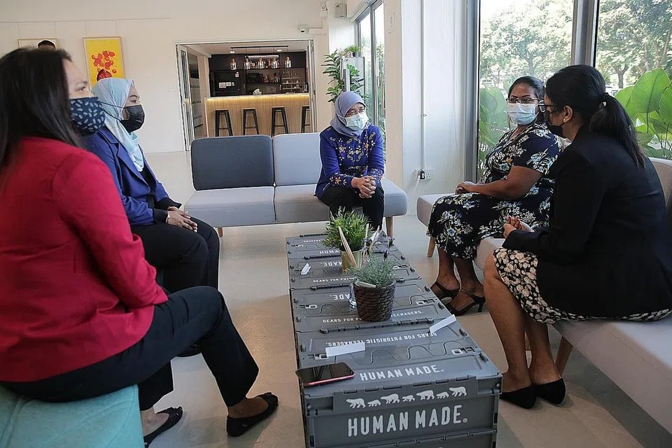 PERKASA WANITA: Presiden Halimah Yacob berinteraksi bersama wanita-wanita yang telah menjalani program yang dikendalikan oleh institusi bertaraf awam(IPC), Daughters of Tomorrow (DOT), semalam. DOT menyediakan latihan pekerjaan, sokongan menjaga anak, perkhidmatan menghubungkan agensi berkaitan bersama relawan dan sumber masyarakat yang dapat membantu golongan wanita mencapai tahap seterusnya. - Foto BH oleh GIN TAY