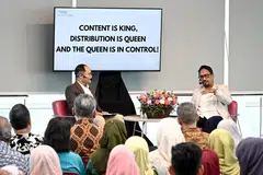 Pengarah Urusan Inkhouse Media Pte Ltd (Singapura), Datuk Khairul Anwar Salleh (kanan), merupakan tokoh tetamu pertama pada 23 November dalam Siri Cendekiawan Lestari, yang merupakan siri ceramah anjuran Yayasan Warisan Melayu (MHF). Bersamanya, adalah penyampai dan Editor Kanan BERITA Mediacorp, Encik Izwan Ohtman (kiri) selaku moderator. 