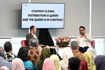 Pengarah Urusan Inkhouse Media Pte Ltd (Singapura), Datuk Khairul Anwar Salleh (kanan), merupakan tokoh tetamu pertama pada 23 November dalam Siri Cendekiawan Lestari, yang merupakan siri ceramah anjuran Yayasan Warisan Melayu (MHF). Bersamanya, adalah penyampai dan Editor Kanan BERITA Mediacorp, Encik Izwan Ohtman (kiri) selaku moderator. 