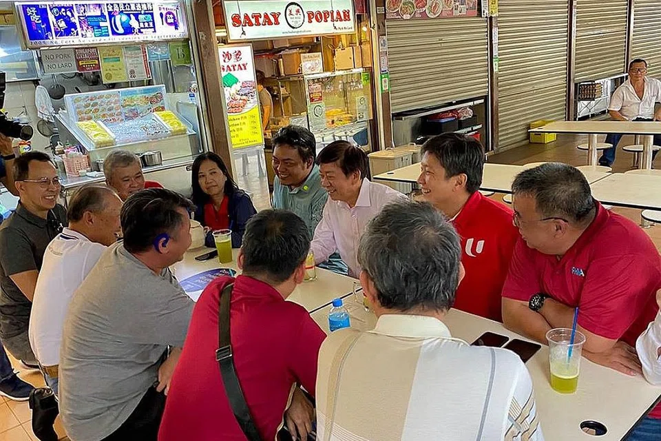 PRIHATIN TENTANG LATIHAN: Encik Ng Chee Meng dan mantan Menteri Pengangkutan Khaw Boon Wan (menghadap kamera, dua dan tiga dari kanan) bertemu ahli Persatuan Kenderaan Sewa Privet Nasional Februari lalu untuk lebih mengetahui keprihatinan pemandu sewa privet. - Foto KHAW BOON WAN / FACEBOOK