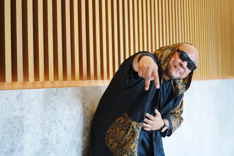 Umurnya sudah mencecah hampir 40 tahun, tetapi jejaka berlesung pipit ini masih solo, tetapi mengaku akan mengakhiri zaman bujangnya tidak lama lagi. 