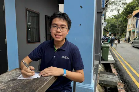 Adam Mustaqim Mohammed Adlil menulis kata-kata positif di kertas untuk menyebarkan keceriaan kepada orang ramai dalam satu kegiatan sewaktu Jejak Warisan Wakaf pada 24 Ogos.