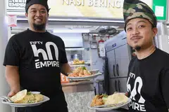 TAUKE NASI BERINGIN: Encik Mohammad Fahmi Abdul Rahaman (kiri) dan Encik Khairul Afnan Mohd Haron, menyediakan pelbagai jenis makanan berasaskan nasi beriani dan nasi lemak bagi menghasilkan nasi beringin yang enak dan 'mengancam' rasanya. - Foto BH oleh KHALID BABA