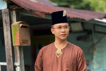 Bagi kulit album ‘Kini Tiba’ Wan Huzarman Wan Azlan Shah dapat bergaya berlatar belakang pemandangan suasana kampung di Batam, Indonesia.