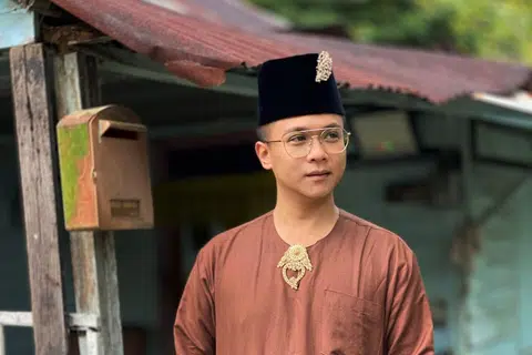 Bagi kulit album ‘Kini Tiba’ Wan Huzarman Wan Azlan Shah dapat bergaya berlatar belakang pemandangan suasana kampung di Batam, Indonesia.