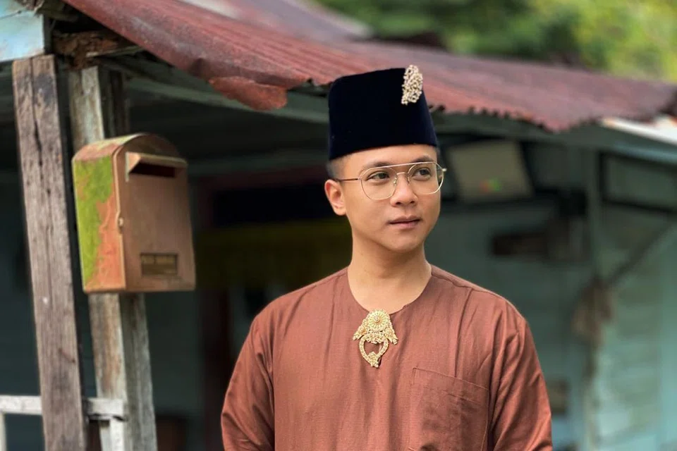 Bagi kulit album ‘Kini Tiba’ Wan Huzarman Wan Azlan Shah dapat bergaya berlatar belakang pemandangan suasana kampung di Batam, Indonesia.