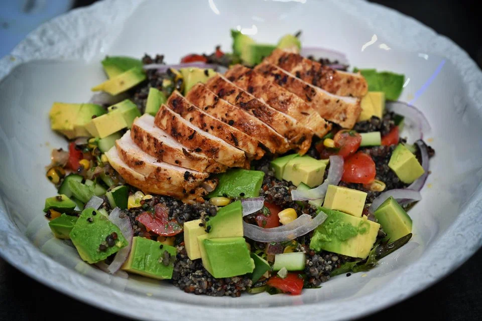 Salad kuinoa, avokado serta ayam dengan jeruk tomato bakar merupakan kombinasi rasa dan tekstur yang seimbang. 