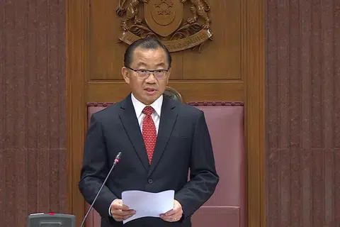 BERI PERINGATAN: Encik Seah Kian Peng memberitahu anggota Dewan supaya berhati-hati mengendali diri sendiri dan mempertanggungjawabkan satu sama lain tanpa rasa takut.
