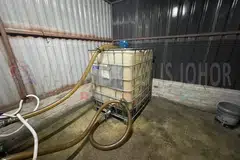 TAKTIK LICIK: Tong berisi 5,000 diesel bersubsidi yang disyaki diseleweng seorang lelaki ditemui di satu lokasi di Kawasan Perindustrian Seri Purnama, Johor Bahru, pada awal pagi Jumaat lalu.