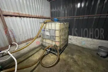 TAKTIK LICIK: Tong berisi 5,000 diesel bersubsidi yang disyaki diseleweng seorang lelaki ditemui di satu lokasi di Kawasan Perindustrian Seri Purnama, Johor Bahru, pada awal pagi Jumaat lalu.