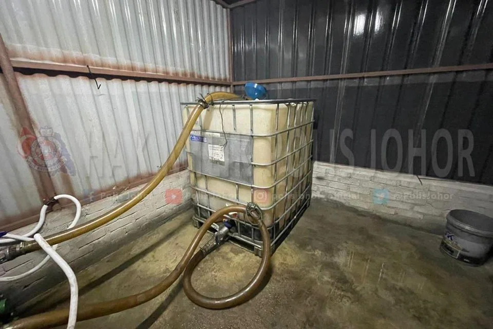 TAKTIK LICIK: Tong berisi 5,000 diesel bersubsidi yang disyaki diseleweng seorang lelaki ditemui di satu lokasi di Kawasan Perindustrian Seri Purnama, Johor Bahru, pada awal pagi Jumaat lalu.