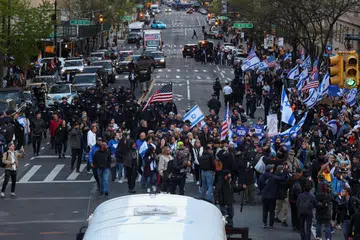 Anggota polis New York cuba meleraikan bantahan pelajar terhadap Israel di Universiti Columbia pada 25 April. Tunjuk perasaan itu adalah bagi menunjukkan perpaduan mereka terhadap perjuangan Palestin.