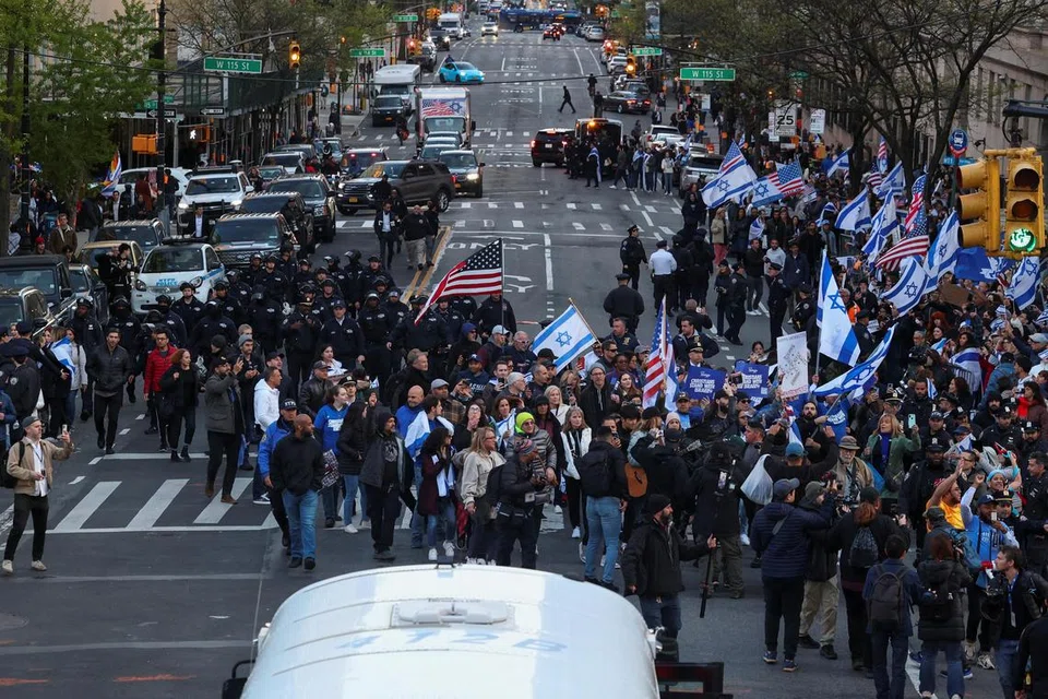Anggota polis New York cuba meleraikan bantahan pelajar terhadap Israel di Universiti Columbia pada 25 April. Tunjuk perasaan itu adalah bagi menunjukkan perpaduan mereka terhadap perjuangan Palestin.