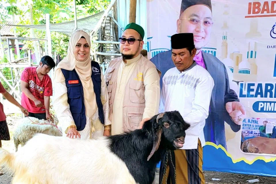 Ustaz Ismail Ahmat (tengah) dan isteri, Ustazah Hamidunnisah Mohd Hussein, bersama tukang sembelih pada acara korban tahun 2023 di Jawa Timur, Indonesia. 