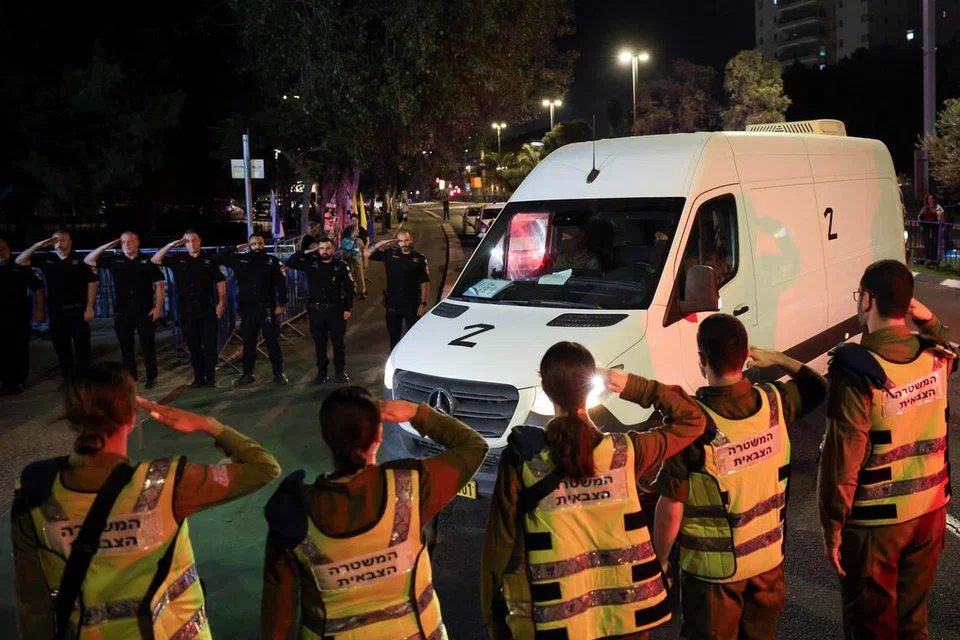 Sebuah konvoi yang membawa mayat tebusan yang diculik semasa serangan berdarah oleh Hamas pada 7 Oktober 2023 tiba di Pusat Forensik Abu Kabir, sebagai sebahagian daripada pertukaran tahanan-tebusan dan perjanjian gencatan senjata antara Israel dan Hamas, di Tel Aviv, Israel pada 15 Oktober 2025. 