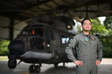 Pakar kru udara helikopter ‘Medium Lift’ H225M Angkatan Udara Republik Singapura (RSAF), Staf Sarjan (SSG) Kristian Jeremiah Joseph, bertanggungjawab dalam memastikan pasukan penyelam tentera laut daripada Angkatan Laut Republik Singapura (RSN) dapat terjun dengan tepat.