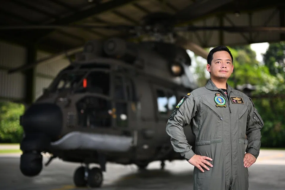 Pakar kru udara helikopter ‘Medium Lift’ H225M Angkatan Udara Republik Singapura (RSAF), Staf Sarjan (SSG) Kristian Jeremiah Joseph, bertanggungjawab dalam memastikan pasukan penyelam tentera laut daripada Angkatan Laut Republik Singapura (RSN) dapat terjun dengan tepat.