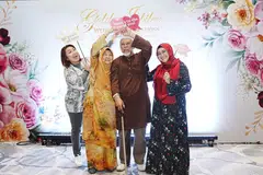 Encik Ali Suleiman (dua dari kanan), 78 tahun, dan isteri, Cik Zainon Termon (dua dari kiri), 75 tahun, antara 202 pasangan yang menghadiri majlis Sambutan Perkahwinan Jubli Emas (GJWC) 2025 pada 16 Februari. Bersama mereka ialah anak perempuan mereka, Cik Hafeena Ali (kanan), 54 tahun dan cucu mereka, Cik Nurfarahin Samsudin, 31 tahun.