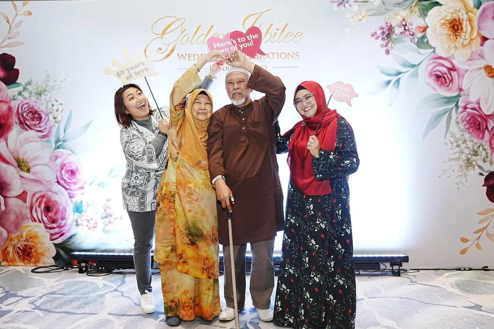 Encik Ali Suleiman (dua dari kanan), 78 tahun, dan isteri, Cik Zainon Termon (dua dari kiri), 75 tahun, antara 202 pasangan yang menghadiri majlis Sambutan Perkahwinan Jubli Emas (GJWC) 2025 pada 16 Februari. Bersama mereka ialah anak perempuan mereka, Cik Hafeena Ali (kanan), 54 tahun dan cucu mereka, Cik Nurfarahin Samsudin, 31 tahun.