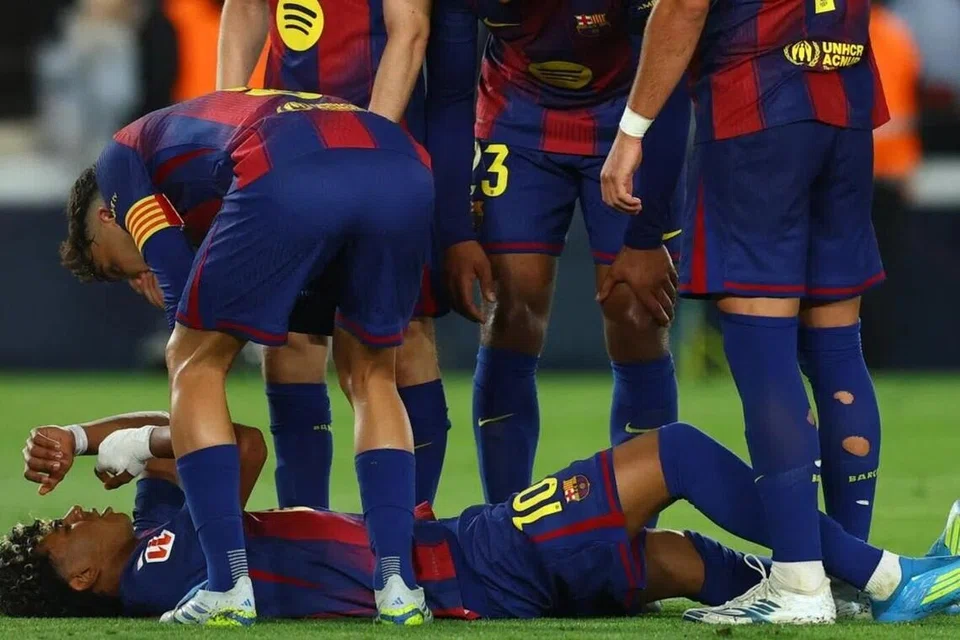 Lamine Yamal daripada FC Barcelona menunjukkan reaksi selepas mengalami kecederaan semasa perlawanan menentang Celta Vigo di Barcelona, Sepanyol pada 22 April 2026. 