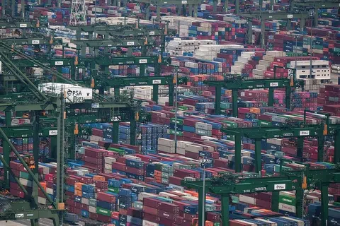 LEWAT MENDAPAT PRODUK: Banyak aspek undang-undang yang boleh digunakan SME bagi melindungi perniagaan mereka jika pembekal gagal memberikan produk tepat pada waktu. - Foto hiasan
