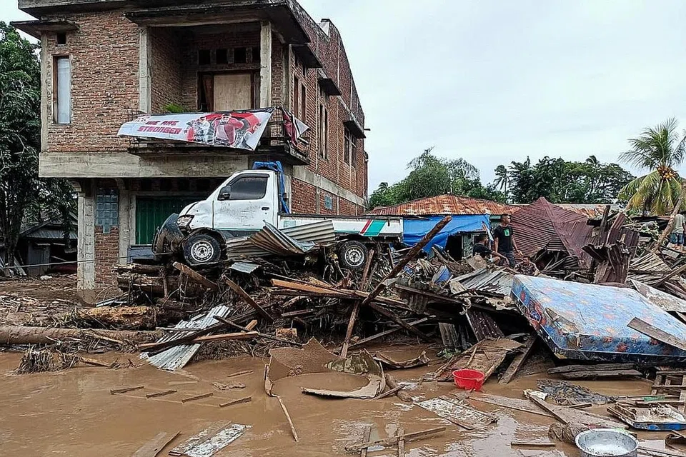 LORI 'TERBANG': Gambar yang dikongsi Balai Polis Adonara Timur menunjukkan keadaan selepas berlaku banjir kilat di Adonara, Flores Timur, Indonesia, kelmarin. - Foto EPA-EFE