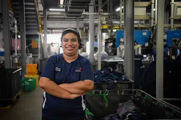 DAPAT TUKAR PEKERJAAN: Dek sekatan perjalanan akibat Covid-19, tugas Cik Zanariyah Mohamed Abzul di hotel kendalian YMCA semakin berkurangan. Namun, beliau berjaya mendapat pekerjaan baru sebagai pekerja am di syarikat dobi Orchid Laundry pada Ogos lalu. - Foto BH oleh MARK CHEONG