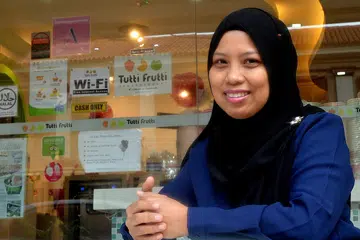 SEMANGATNYA PERJUANG ISU WANITA MASIH TERUS MEMBARA: Cik Maznah masih tetap prihatin tentang isu sosial yang dihadapi masyarakat, khususnya keperluan warga tua, penjaga mereka serta golongan belia. Pada masa yang sama, semangat memperjuang isu wanita masih terus membara dalam dirinya. - Foto KHALID BABA
