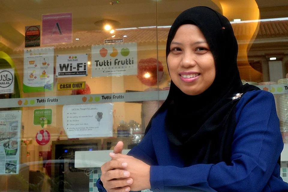 SEMANGATNYA PERJUANG ISU WANITA MASIH TERUS MEMBARA: Cik Maznah masih tetap prihatin tentang isu sosial yang dihadapi masyarakat, khususnya keperluan warga tua, penjaga mereka serta golongan belia. Pada masa yang sama, semangat memperjuang isu wanita masih terus membara dalam dirinya. - Foto KHALID BABA