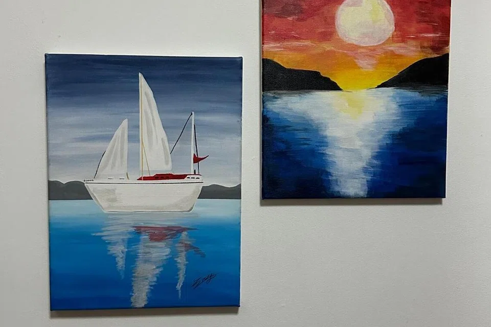 Lukisan bot hasil karya Asyraf (bukan nama sebenar) khusus buat ibunya sebagai hadiah hari lahir, digantung di dinding rumah mereka.