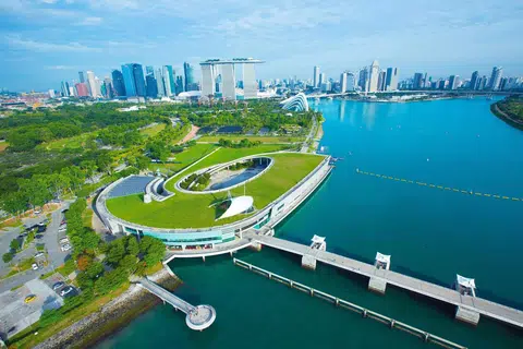 PERMINTAAN BERTAMBAH: Pada masa ini Singapura menggunakan sekitar 440 juta gelen air sehari (mgd), yang bersamaan dengan sekitar 800 kolam renang bersaiz Olimpik.