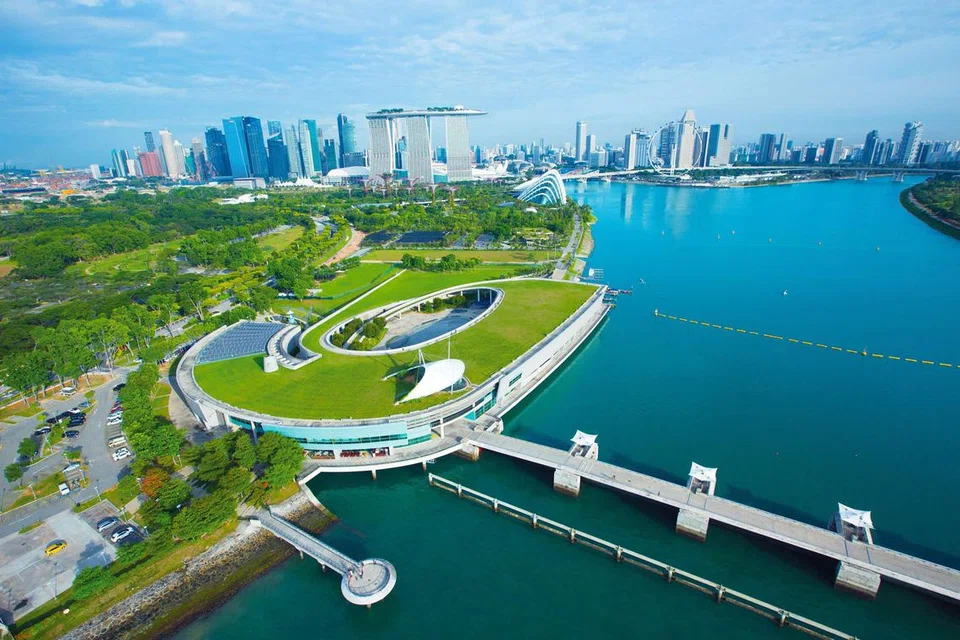 PERMINTAAN BERTAMBAH: Pada masa ini Singapura menggunakan sekitar 440 juta gelen air sehari (mgd), yang bersamaan dengan sekitar 800 kolam renang bersaiz Olimpik.