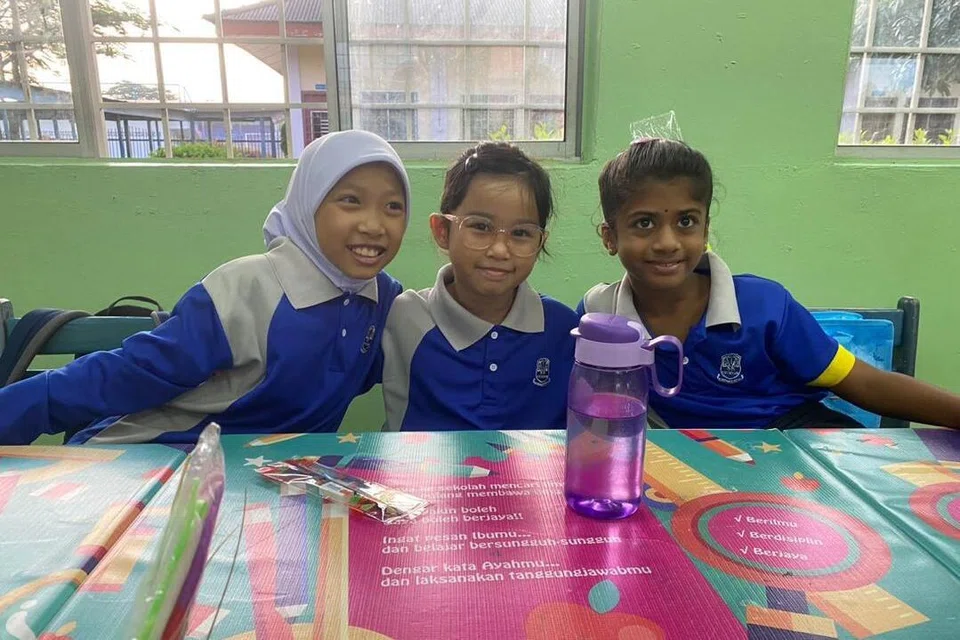 Pendedahan awal mengenai keunikan dan keindahan masyarakat majmuk di Malaysia membuatkan anak Cik K Sathiawathy, A Thanissha, 11 tahun (kanan); dan anak Cik Nurul Ain Rasul, Adra Heleena Muhammad Hamidee, 11 tahun, (kiri); tidak kekok menjalin persahabatan berbilang bangsa.