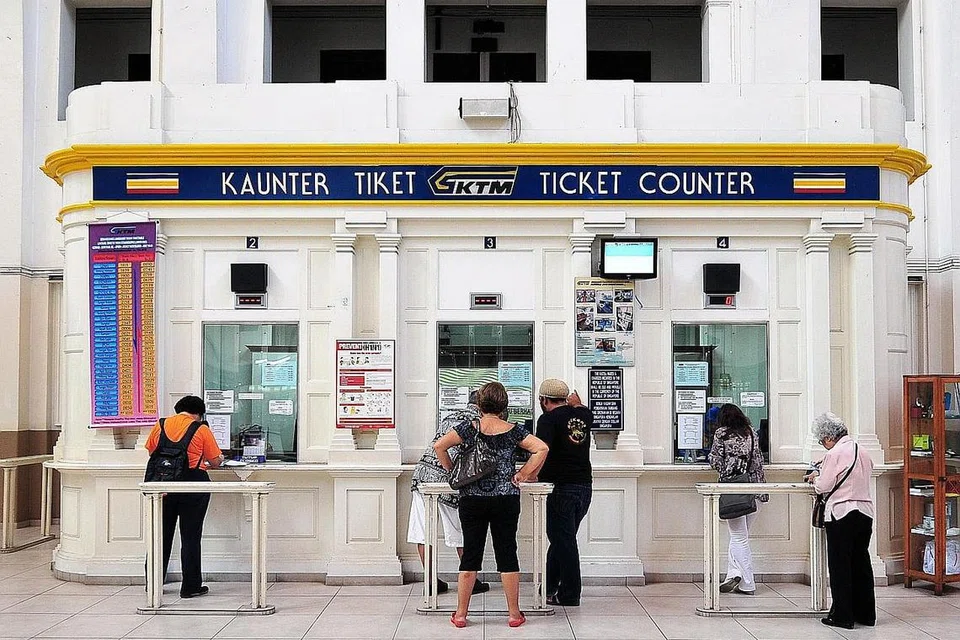 ANTARA CADANGAN ORANG RAMAI: BINA MUZIUM UNTUK HIDUPKAN ZAMAN KEGEMILANGAN - IMBAS KEMBALI: Kaunter tiket Stesen Kereta Api Tanjong Pagar pada 2010 sebelum perkhidmatan kereta api dipindahkan ke Woodlands dan stesen itu dikosongkan pada 2011. - Foto fail.