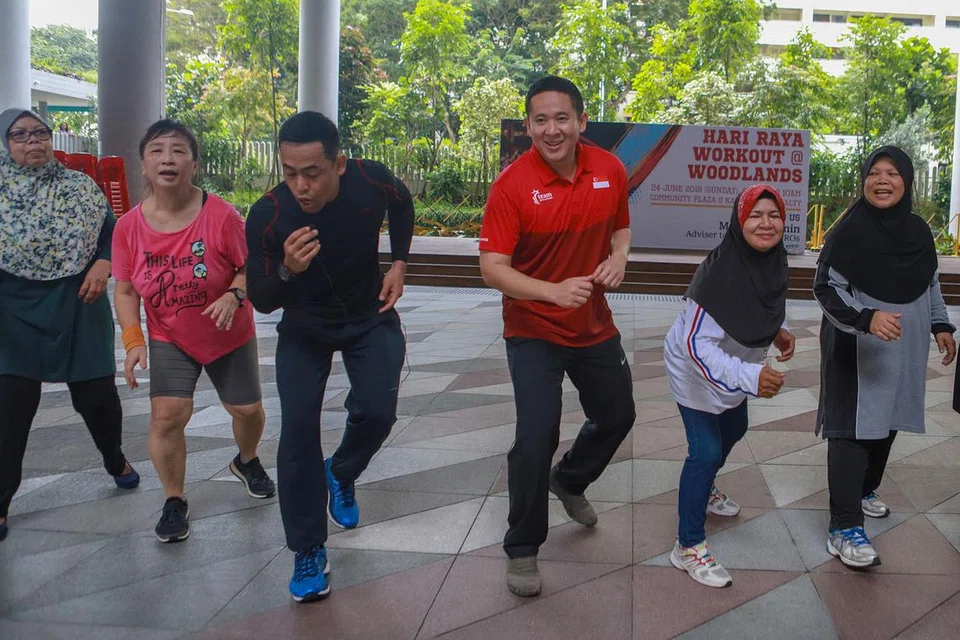 SENAMAN LEBARAN: HPB menganjurkan siri sesi senaman 'Hari Raya Workout' untuk menggalak masyarakat Melayu bersenam semasa musim Lebaran. Encik Amrin Amin (empat dari kiri) menyertai sesi pertama itu yang diadakan di Kampong Admiralty semalam. - Foto BH oleh IQBAL FAIZAL