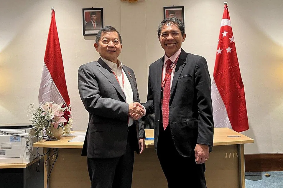 BERJABAT TANGAN: Dr Mohamad Maliki Osman (kanan) menemui Menteri Perancangan Pembangunan Nasional Indonesia, Encik Suharso Monoarfa, di luar Mesyuarat Menteri Pembangunan G20. Antara lain mereka membincangkan kerjasama dua hala. - Foto MFA