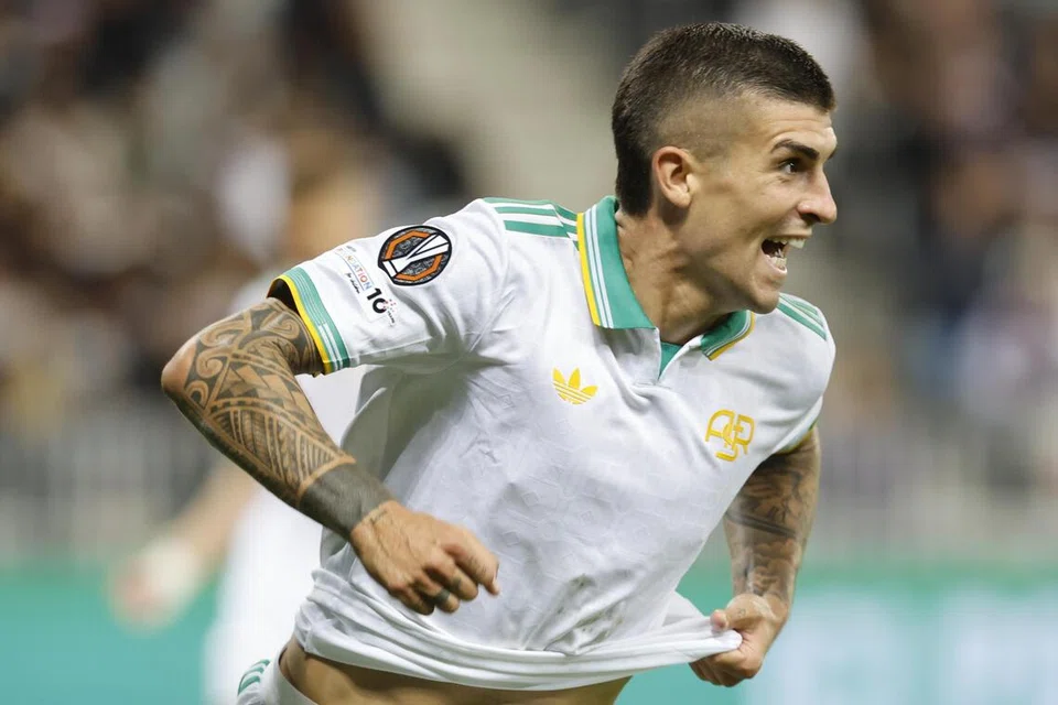 Pemain pertahanan Roma, Gianluca Mancini, meraikan gol ketika menewaskan Nice 2-1.