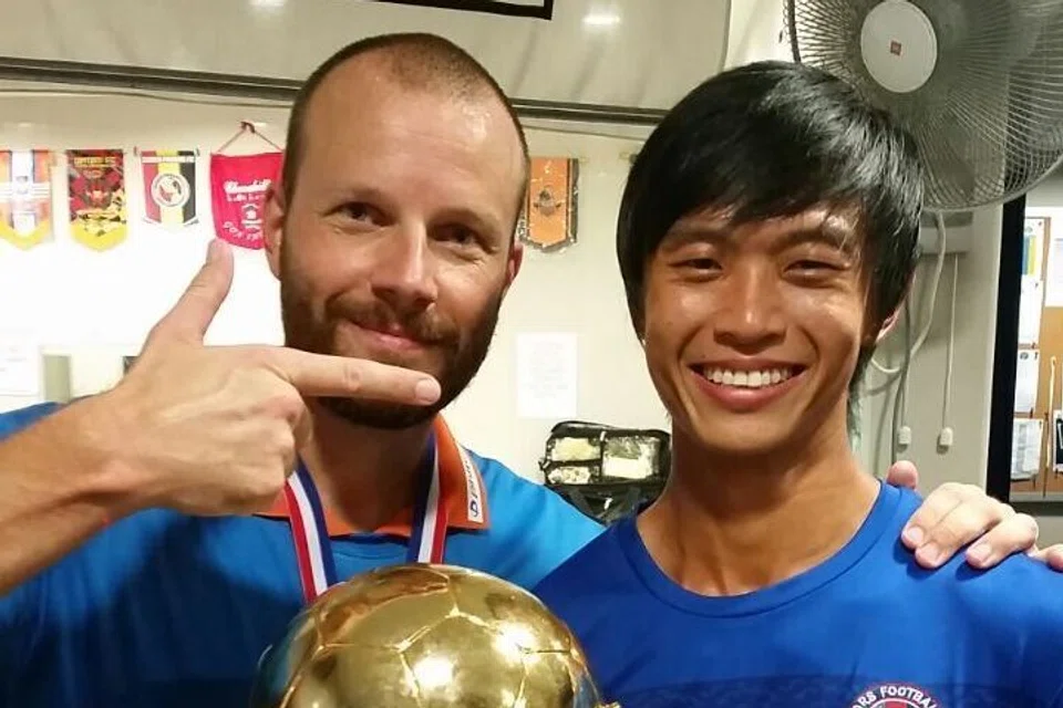 Gavin Lee (kanan) bersama Ketua Jurulatih Warriors, Alex Weaver di kelab itu pada 2014. 