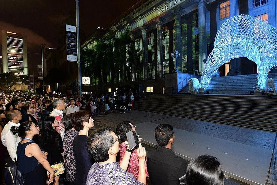 PANCARAN SEJARAH SINGAPURA: Pemasangan seni cahaya yang diberi nama 'Secrets of the Sands, Written in the Stars, Snapshots in Time' diadakan di hadapan Galeri Nasional Singapura yang bermula sejak kelmarin sempena pelancaran edisi bicentennial pesta 'Light to Night'. - Foto BCO