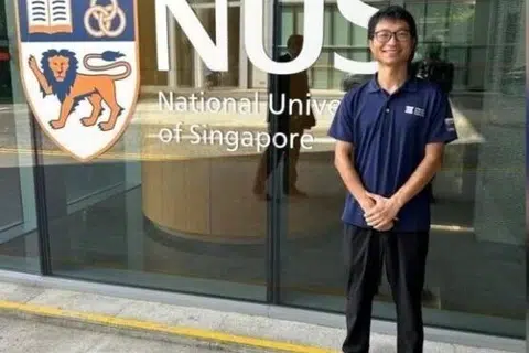 Penolong profesor National University of Singapore (NUS), Dr He Xiaogang, menjadi pemenang pertama Hadiah Kajian Iklim Sedunia menerusi hasil kerja inovatif beliau.