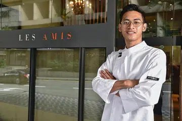 CEF BERBAKAT: Encik Zulfeqar merupakan satu-satunya cef Melayu yang bertugas di Les Amis, restoran Perancis yang baru-baru ini dinobatkan tiga bintang Michelin. - Foto BH oleh DESMOND WEE
