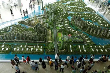 TIMBUL PERCANGGAHAN?: Bakal pembeli melihat model pembangunan Country Garden Forest City Johor Bahru di bilik pameran tahun lalu. - Foto REUTERS
