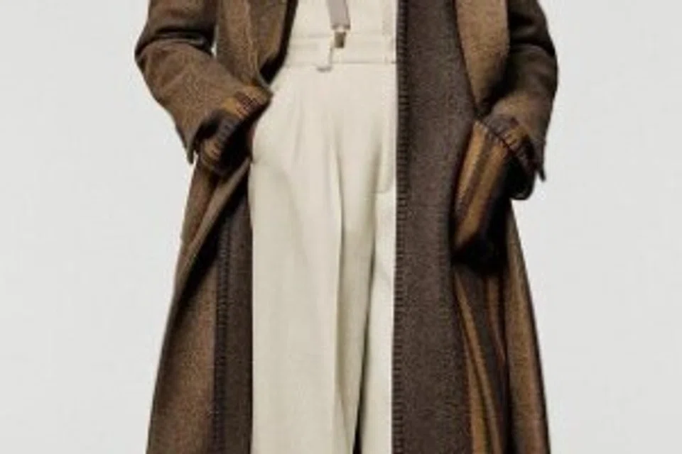 Kot berbutang dari Loro Piana dipadankan dengan topi Angie.