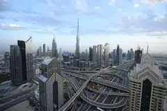 ANGKARA COVID-19: Pemandangan umum Dubai yang kelengangan Ahad lalu. Larangan ke atas sesi shisha; jalan raya, pusat beli-belah dan masjid yang ketiadaan orang serta dron di udara yang menyiarkan amaran kesihatan awam dek Covid-19 telah mengubah kehidupan di bandar Teluk Arab ini. - Foto AFP