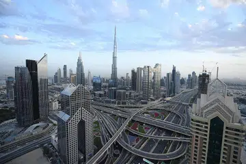 ANGKARA COVID-19: Pemandangan umum Dubai yang kelengangan Ahad lalu. Larangan ke atas sesi shisha; jalan raya, pusat beli-belah dan masjid yang ketiadaan orang serta dron di udara yang menyiarkan amaran kesihatan awam dek Covid-19 telah mengubah kehidupan di bandar Teluk Arab ini. - Foto AFP