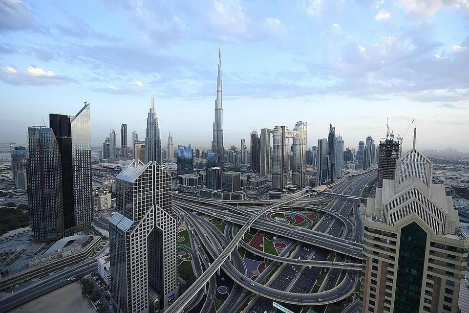 ANGKARA COVID-19: Pemandangan umum Dubai yang kelengangan Ahad lalu. Larangan ke atas sesi shisha; jalan raya, pusat beli-belah dan masjid yang ketiadaan orang serta dron di udara yang menyiarkan amaran kesihatan awam dek Covid-19 telah mengubah kehidupan di bandar Teluk Arab ini. - Foto AFP
